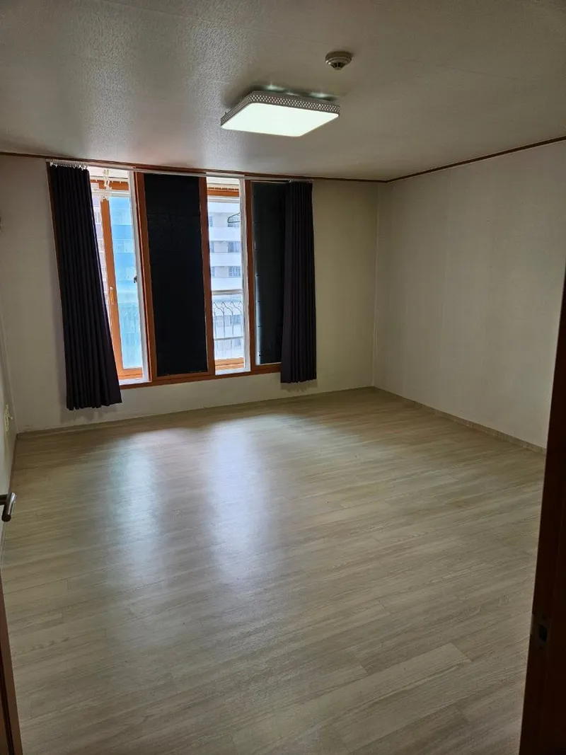 [Gwanak, Seoul] 40 pyeong apartment, 4 large rooms, 1 large living room 4
