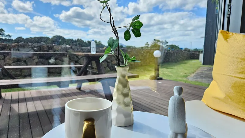 [Gujwa, Jeju] A detached house with a beautiful view of the sea, stone walls, and fields, 30 seconds from the entrance to the complex. 86