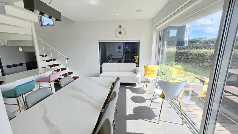 [Gujwa, Jeju] A detached house with a beautiful view of the sea, stone walls, and fields, 30 seconds from the entrance to the complex. 75