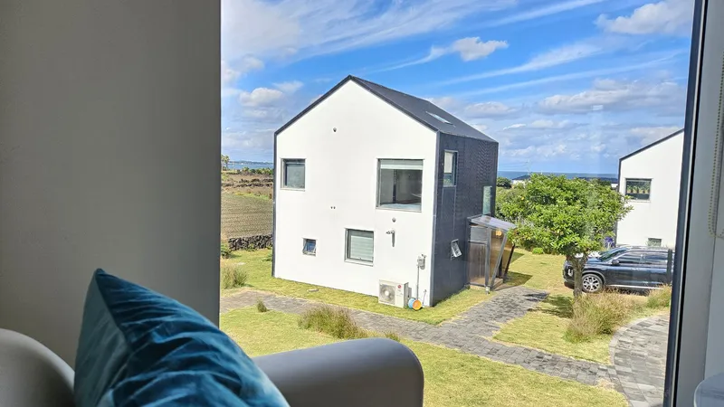 [Gujwa, Jeju] A detached house with a beautiful view of the sea, stone walls, and fields, 30 seconds from the entrance to the complex. 40