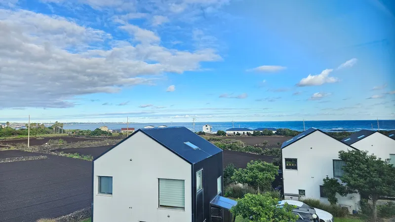 [Gujwa, Jeju] A detached house with a beautiful view of the sea, stone walls, and fields, 30 seconds from the entrance to the complex. 24