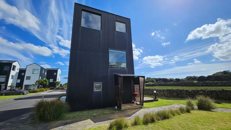 [Gujwa, Jeju] A detached house with a beautiful view of the sea, stone walls, and fields, 30 seconds from the entrance to the complex. 96