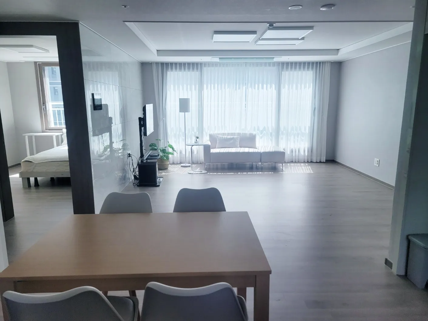 Okpo-dong Transit-Friendly Three-Bedroom Apartment