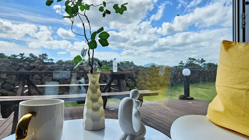 [Gujwa, Jeju] A detached house with a beautiful view of the sea, stone walls, and fields, 30 seconds from the entrance to the complex. 77