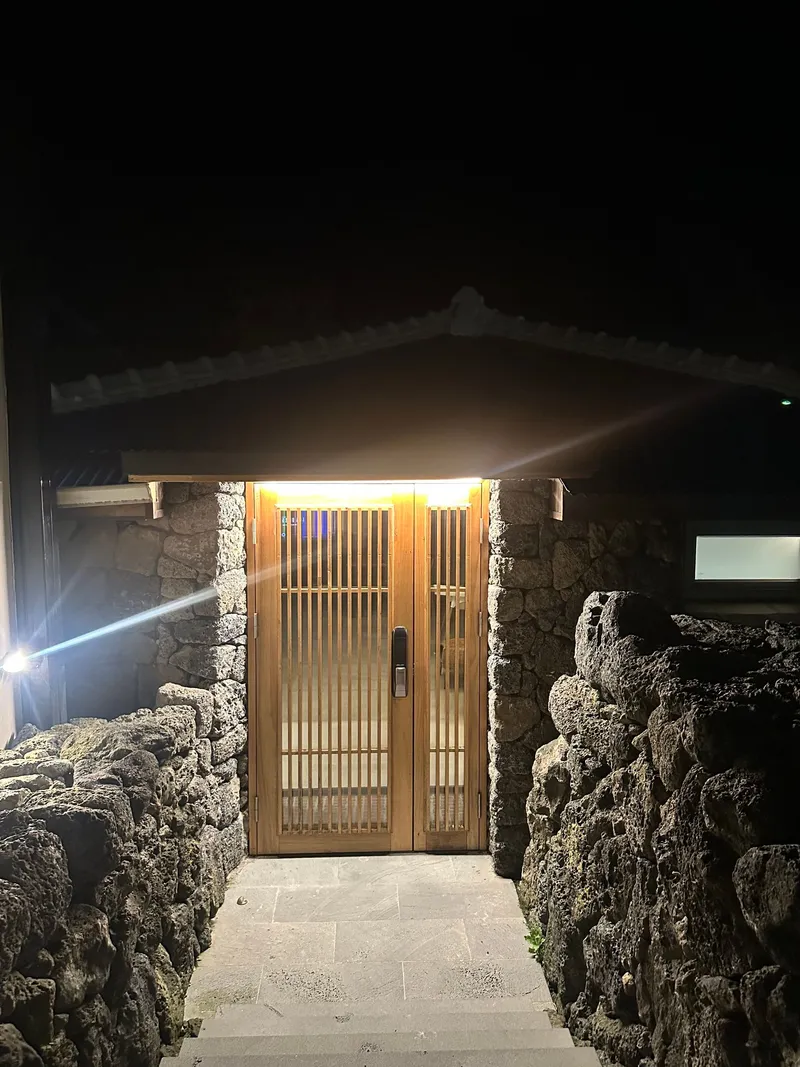 [제주 한림] 협재포구 제주스러운 돌담에 둘러싸인 루프탑 제주썬셋 독채 90