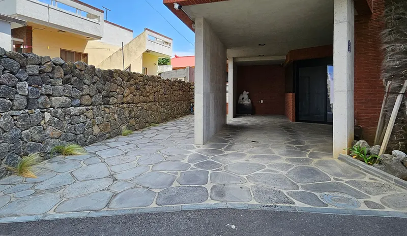 [Daejeong, Seogwipo] Entire 4th floor accommodation with a view of the ocean and Sanbangsan Mountain 95