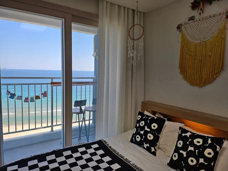 [Yangyang] E7-9 Front ocean view, bed sunrise, full option, high floor, quiet healing accommodation. Netflix provided 2