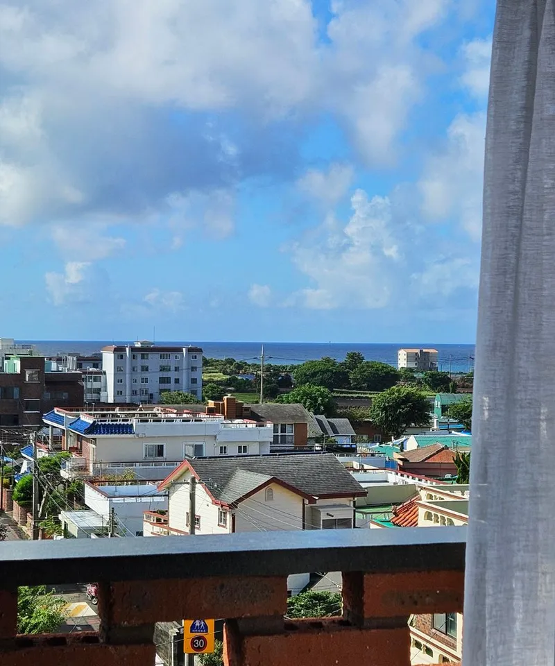 [Daejeong, Seogwipo] Entire 4th floor accommodation with a view of the ocean and Sanbangsan Mountain 63
