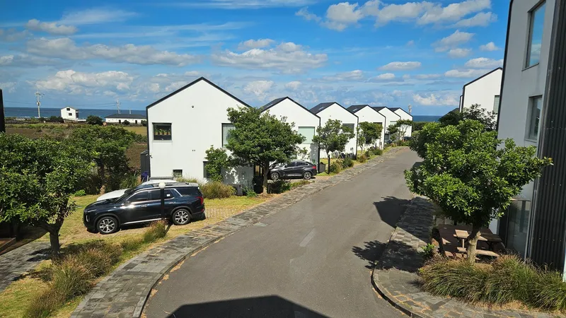 [Gujwa, Jeju] A detached house with a beautiful view of the sea, stone walls, and fields, 30 seconds from the entrance to the complex. 34