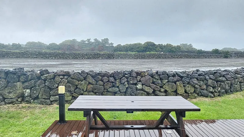 [Gujwa, Jeju] A detached house with a beautiful view of the sea, stone walls, and fields, 30 seconds from the entrance to the complex. 87