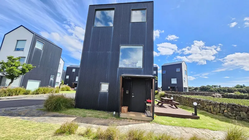 [Gujwa, Jeju] A detached house with a beautiful view of the sea, stone walls, and fields, 30 seconds from the entrance to the complex. 95