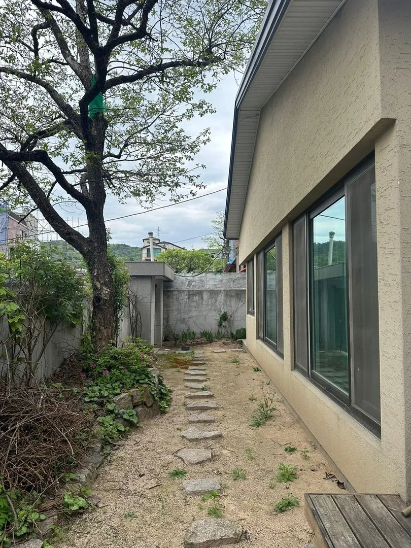Sinyeong-dong Three-Bedroom Private Villa