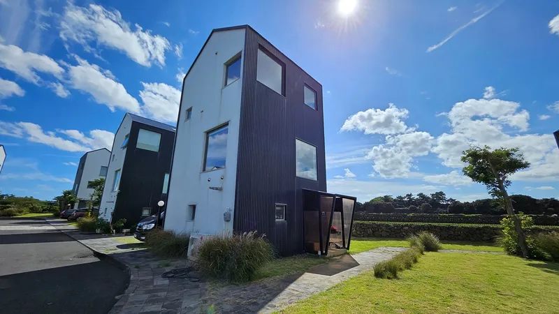 [Gujwa, Jeju] A detached house with a beautiful view of the sea, stone walls, and fields, 30 seconds from the entrance to the complex. 94