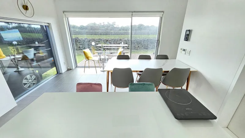 [Gujwa, Jeju] A detached house with a beautiful view of the sea, stone walls, and fields, 30 seconds from the entrance to the complex. 76