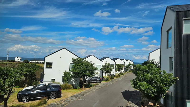 [Gujwa, Jeju] A detached house with a beautiful view of the sea, stone walls, and fields, 30 seconds from the entrance to the complex. 32