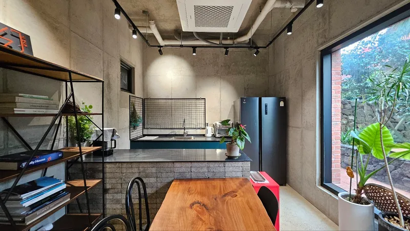 [Daejeong, Seogwipo] Entire 4th floor accommodation with a view of the ocean and Sanbangsan Mountain 97