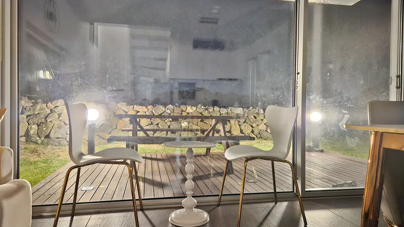 [Gujwa, Jeju] A detached house with a beautiful view of the sea, stone walls, and fields, 30 seconds from the entrance to the complex. 82