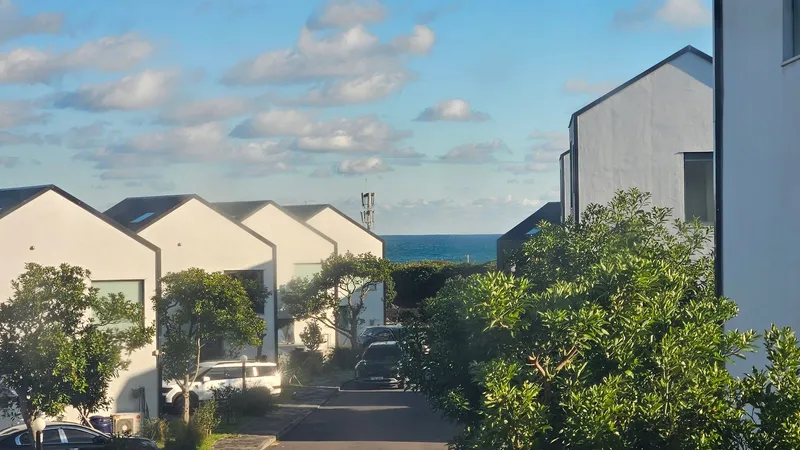 [Gujwa, Jeju] A detached house with a beautiful view of the sea, stone walls, and fields, 30 seconds from the entrance to the complex. 30