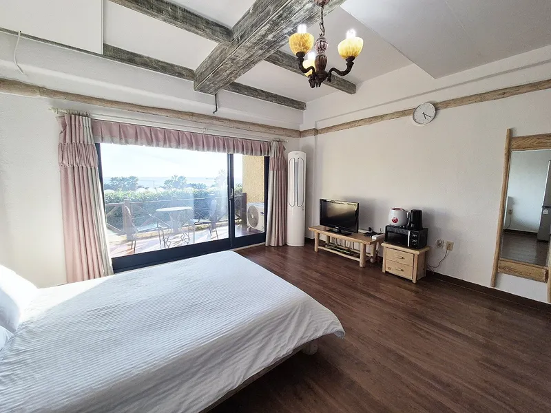[Topyeong-dong, Seogwipo] #Breakfast #FreePet #StunningOceanView | Full Service 4
