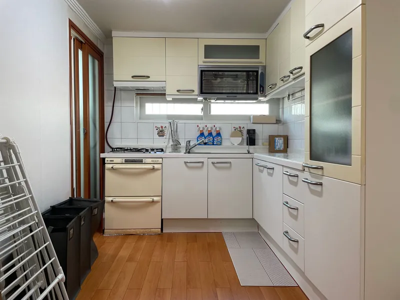 [Mapo, Seoul] 5-minute walk from Hongik Univ. Station, three-room 4
