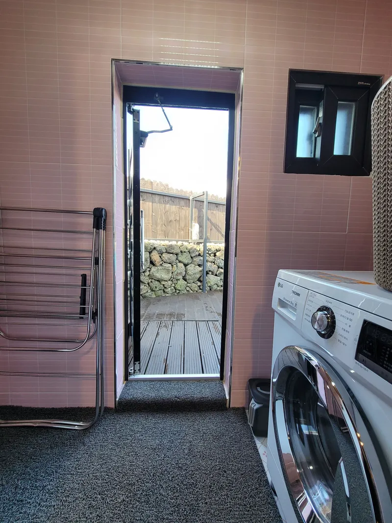 [Aewol, Jeju] Baby products, low-profile bed, built-in bathtub, BBQ, coastal road, 22 pyeong 32