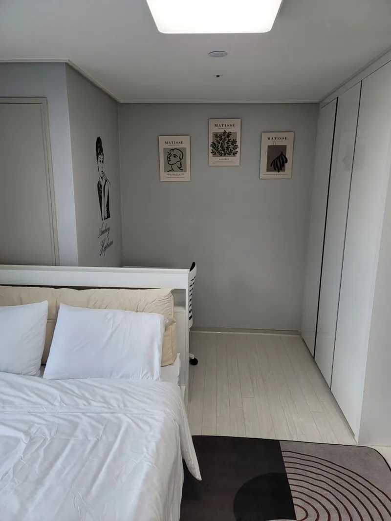 [Donghae] Room 1210 Latex Queen Bed + Additional Desk 7