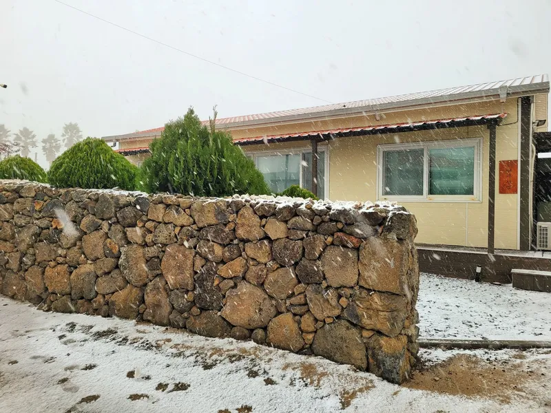 [Aewol, Jeju] Baby products, low-profile bed, built-in bathtub, BBQ, coastal road, 22 pyeong 43