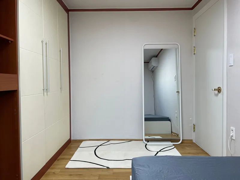 [Mapo, Seoul] 5-minute walk from Hongik Univ. Station, three-room 10