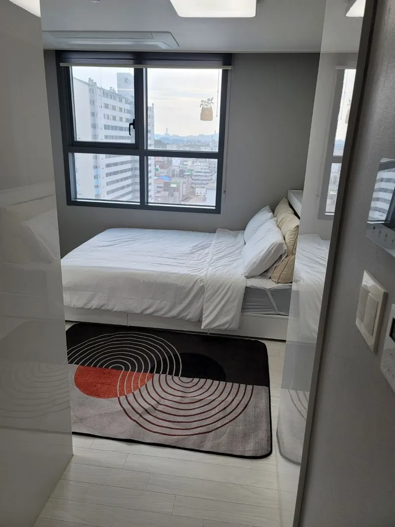 [Donghae] Room 1210 Latex Queen Bed + Additional Desk 9
