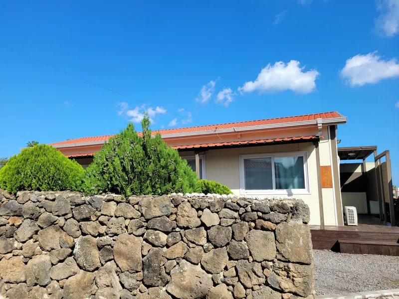 [Aewol, Jeju] Baby products, low-profile bed, built-in bathtub, BBQ, coastal road, 22 pyeong 45