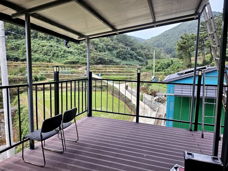 [경남 남해] 앞에는 잔잔한 호수같은 바다가 보이고 뒤로는 마운틴뷰 숙소 7