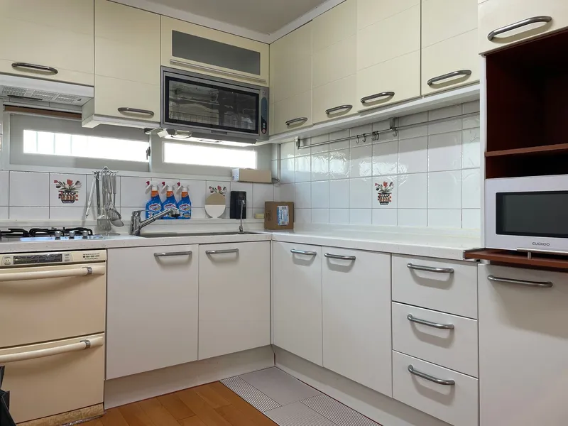 [Mapo, Seoul] 5-minute walk from Hongik Univ. Station, three-room 5