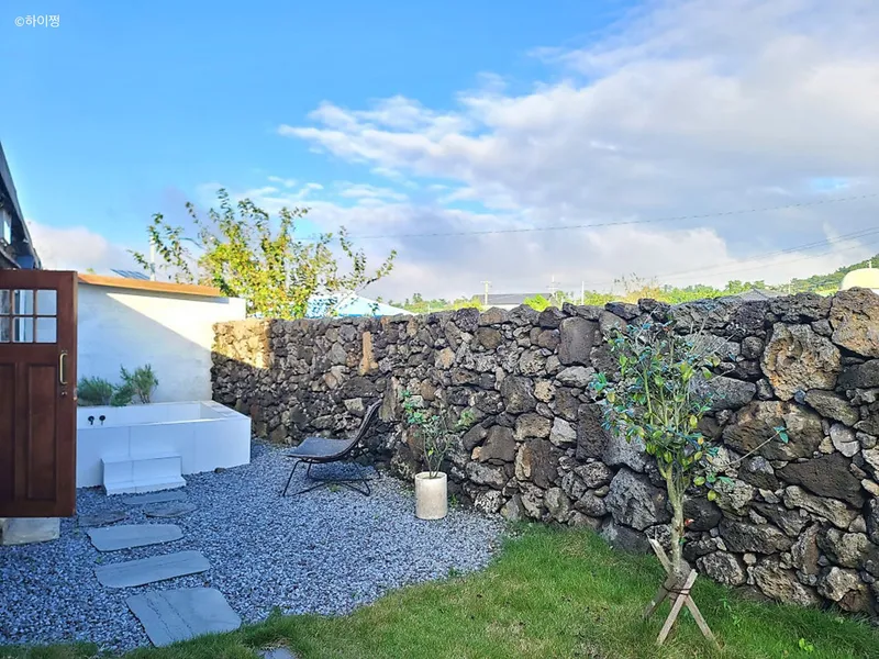 [Hallim, Jeju] Stone house with Geumosan #Two-room/Private Jacuzzi/High stone wall 46
