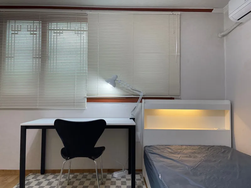 [Mapo, Seoul] 5-minute walk from Hongik Univ. Station, three-room 12