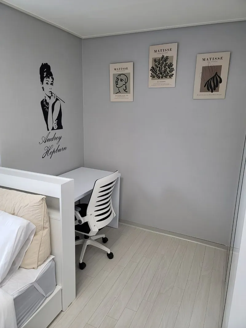[Donghae] Room 1210 Latex Queen Bed + Additional Desk 14