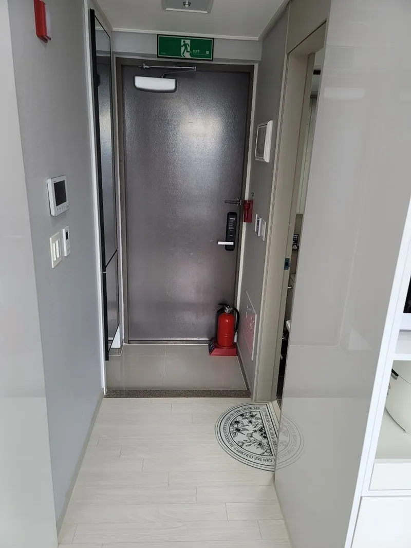 [Donghae] Room 1210 Latex Queen Bed + Additional Desk 10