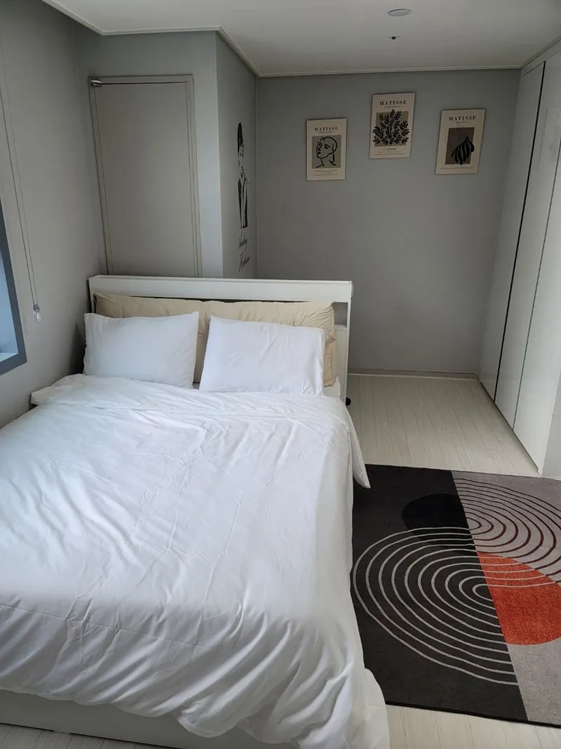 [Donghae] Room 1210 Latex Queen Bed + Additional Desk 12