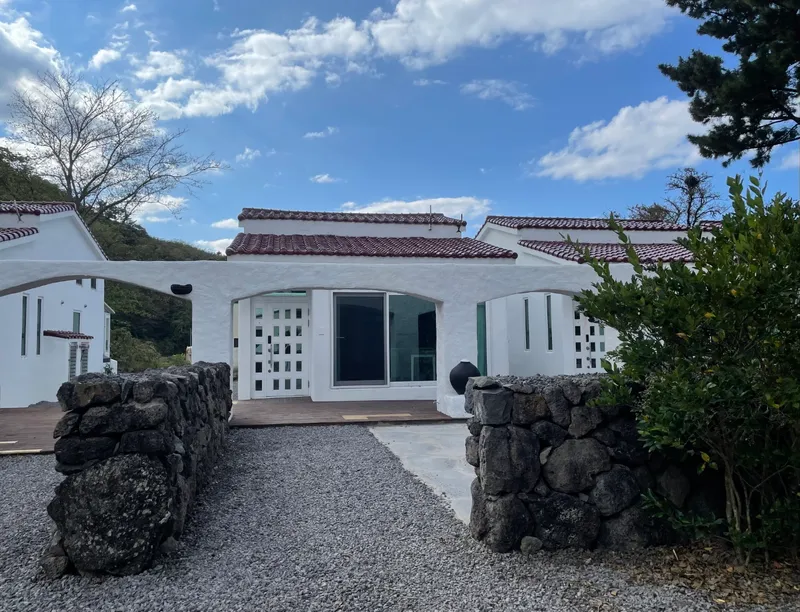 [Jocheon, Jeju] A forest-area accommodation in the eastern part of Jeju Island with a combination of stone walls and mountains 28