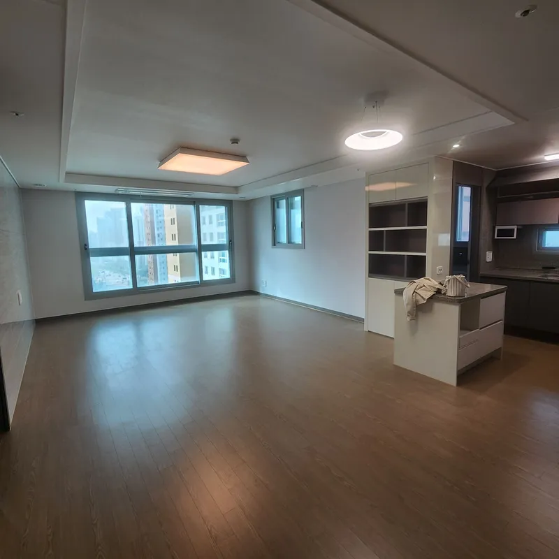 [Yeonsu, Incheon] 10-person ocean view full air conditioning 35 pyeong newly built 4-room apt 64