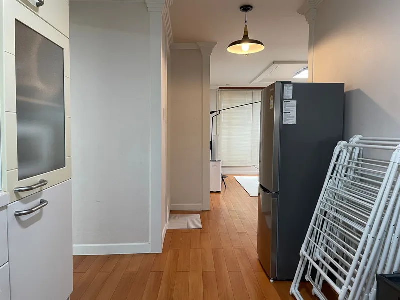 [Mapo, Seoul] 5-minute walk from Hongik Univ. Station, three-room 6