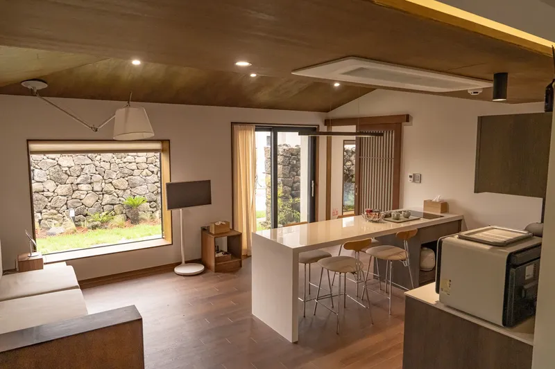 [Hallim, Jeju] West Hyeopjae Pool Villa Pension, Hanok & Stone Wall 9
