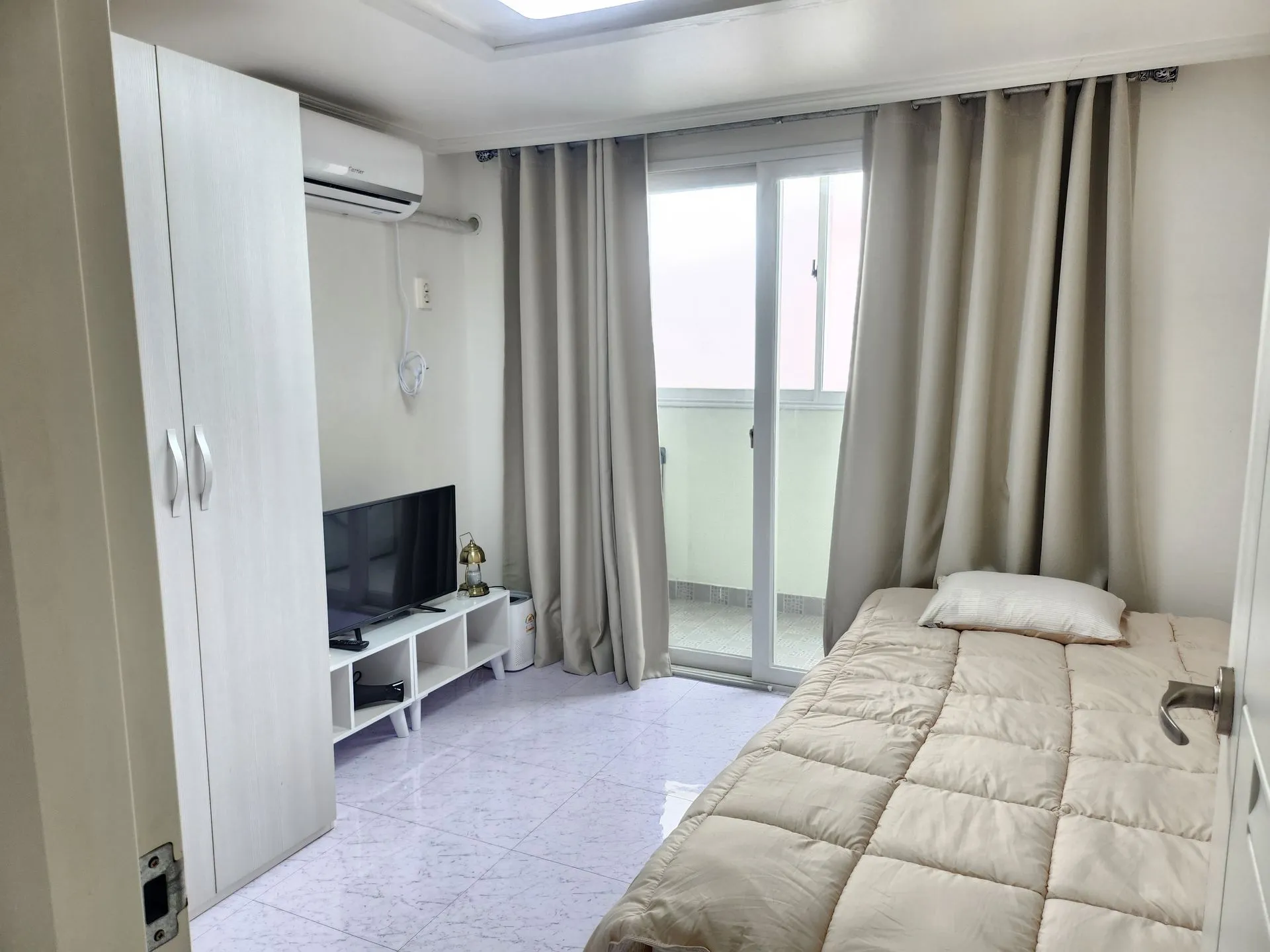 Millak-dong Remodeled One-Bedroom House