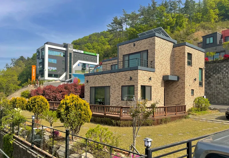 [경남 거제] 푸른소나무와 야외 테라스 넓은 마당을 겸비한 복층 전원주택 34