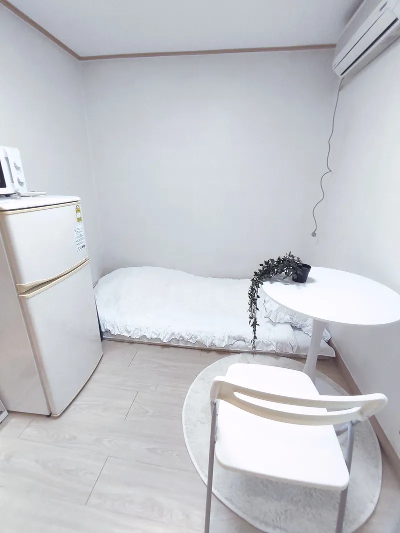 [Gwanak, Seoul] Sillim Station. Danggok Station. 8 min walk. Room 105. Semi-basement 8
