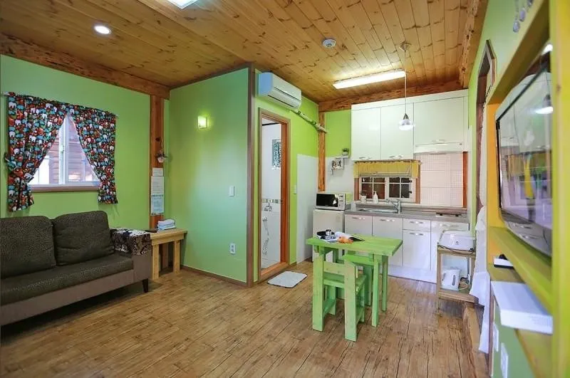 [Pyeongchang] Clean, independent streamside log cabin special pension Yanggwibi 3