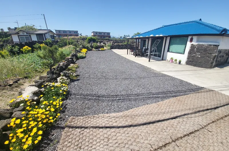 [Gujwa, Jeju] Woljeong Olle-gil Farmhouse #Wide Yard #Camping #5 Minutes to the Beach #Stone Wall #Parking Lot 12