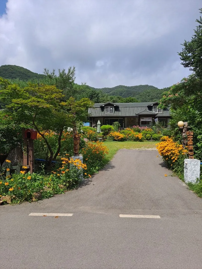[Hoengseong] A detached house with a pretty garden near the lakeside road 11