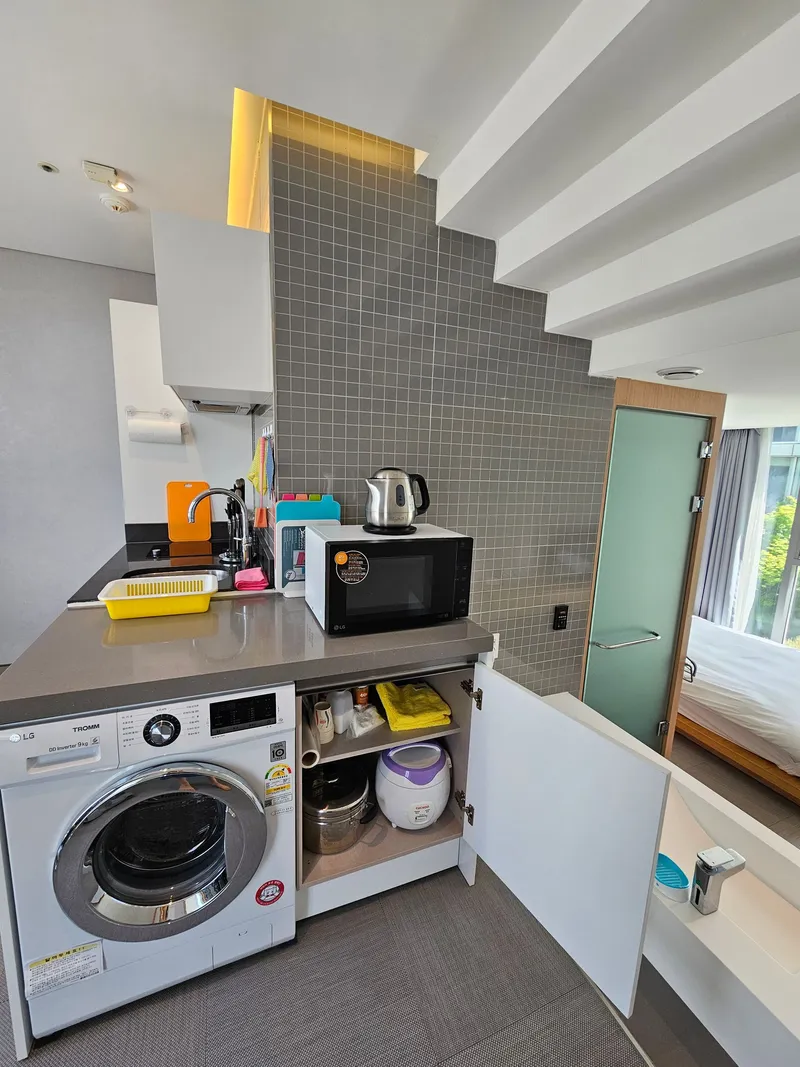 [Topyeong-dong, Seogwipo] Taktwin full-length glass, 1.5-room accommodation good for healing C6 13