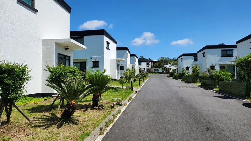 [Hallim, Jeju] 5 minutes by car from Hyeopjae, Geumneung, and Biyangdo, a two-story, stone-walled townhouse 99