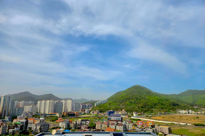 [경남 거제] 푸른소나무와 야외 테라스 넓은 마당을 겸비한 복층 전원주택 33